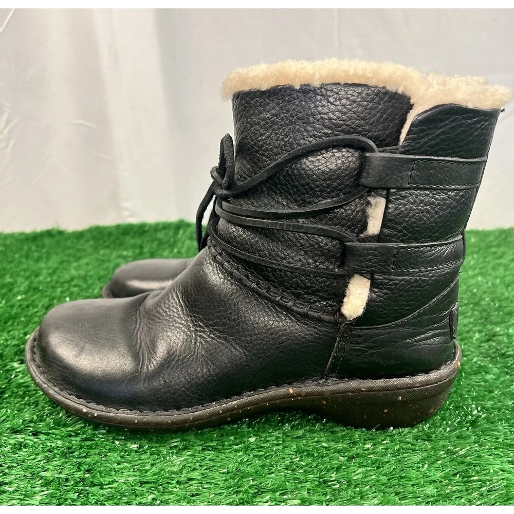 UGG Caspia Black Leather Ankle Boots Shearling Lined Lace Up Wrap Around 7 Women